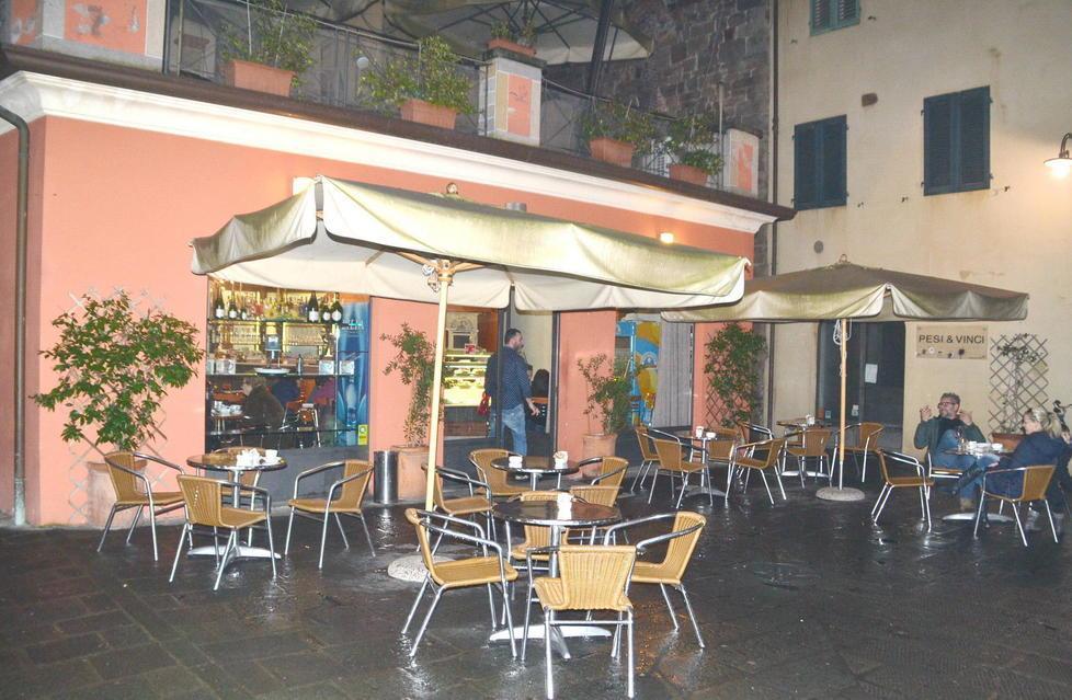 Il Caffè Fellini saluta piazza San Carlo 