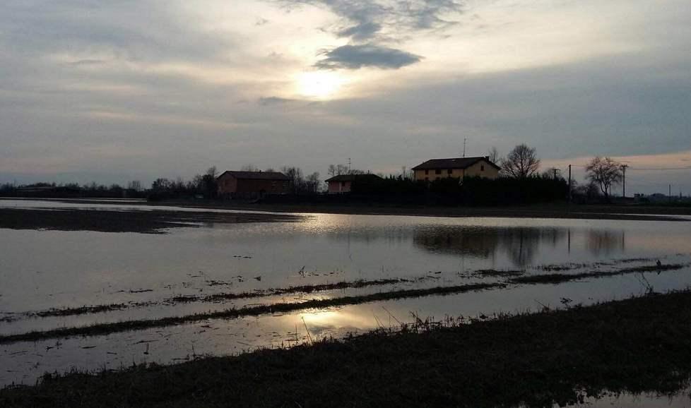 Modena, le acque liberano le cinque case isolate dalla piena