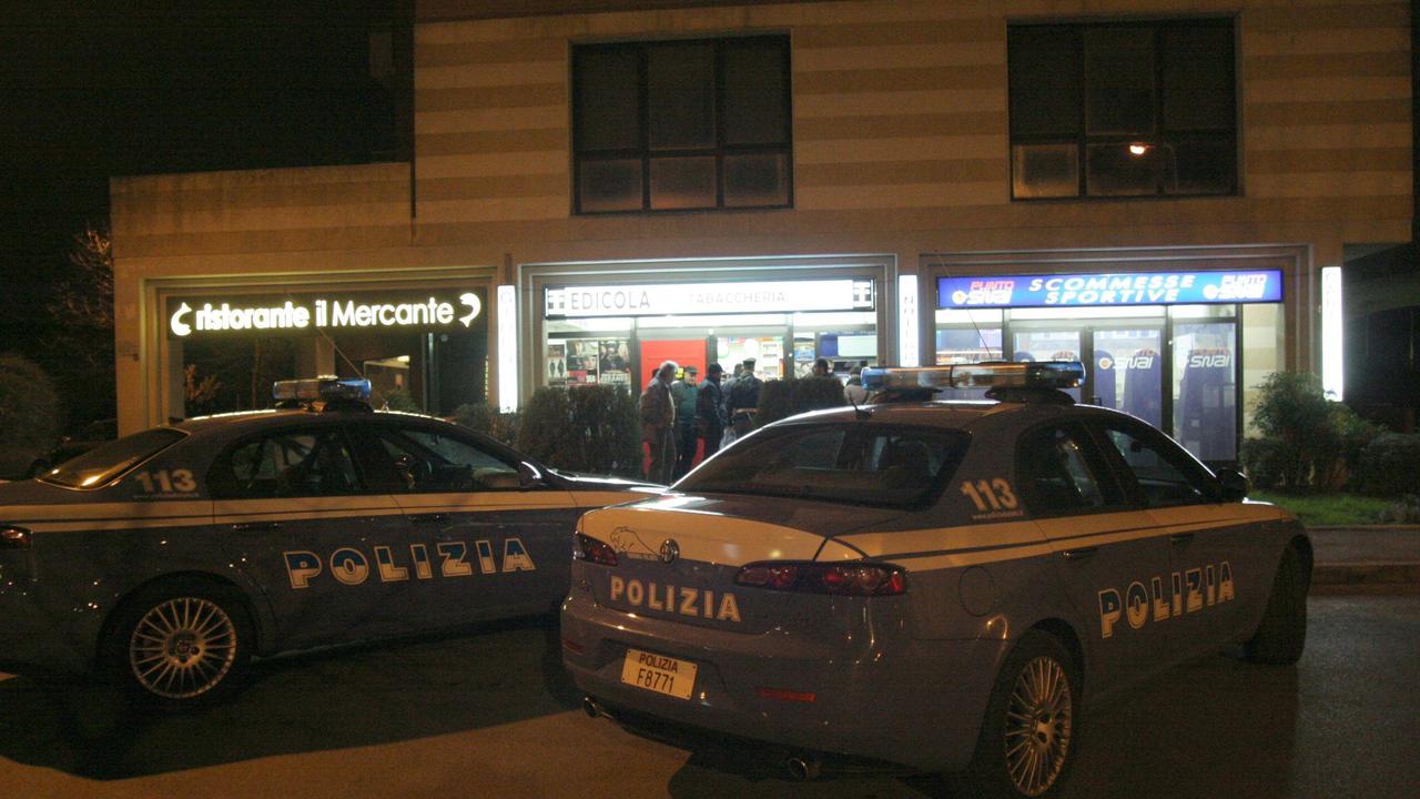 Accoltellato alla schiena, suona a casa di un amico per chiedere aiuto