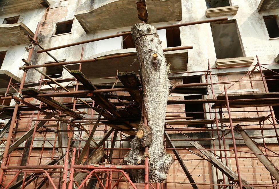 L’ecomostro ora fa paura via la maxi-impalcatura 