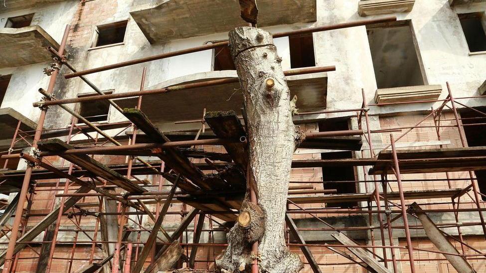 L’ecomostro ora fa paura via la maxi-impalcatura