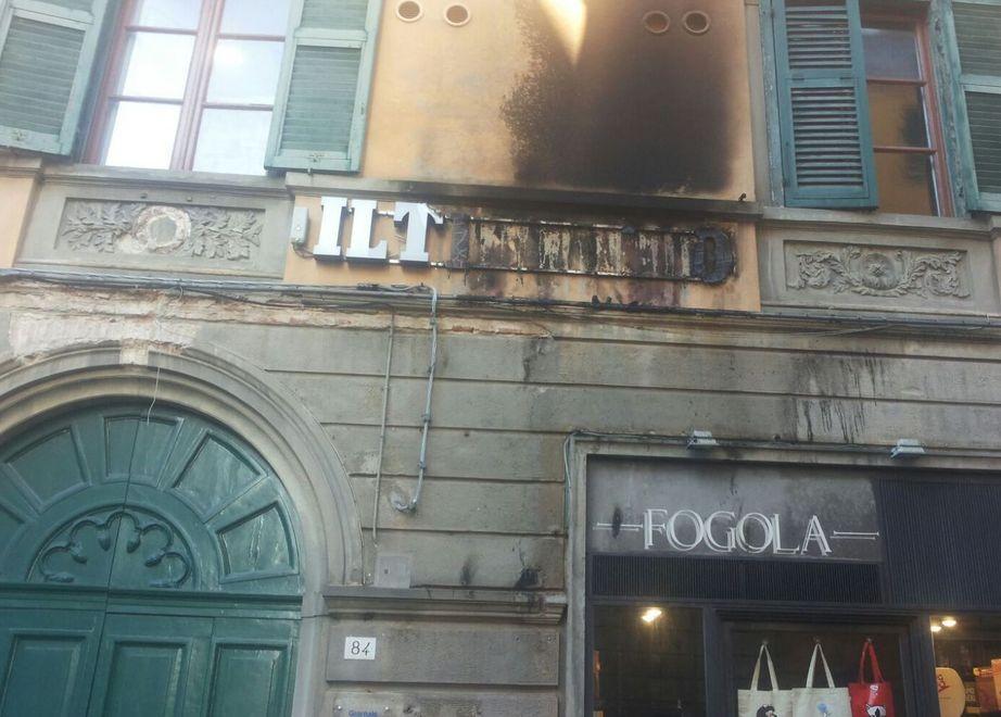 Rogo distrugge insegna de Il Tirreno