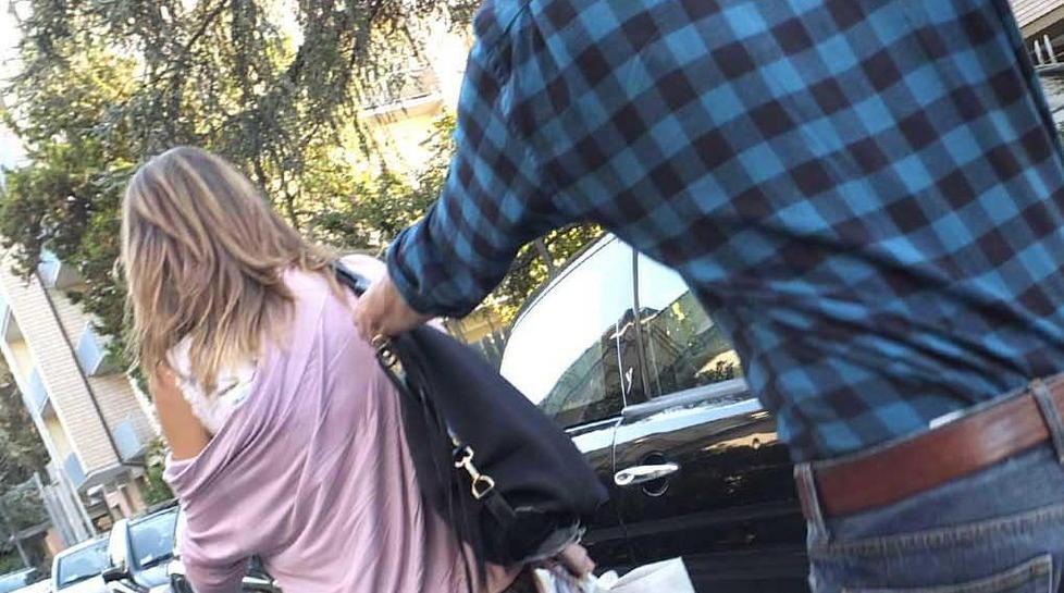Pedina e palpeggia una donna condannato per violenza