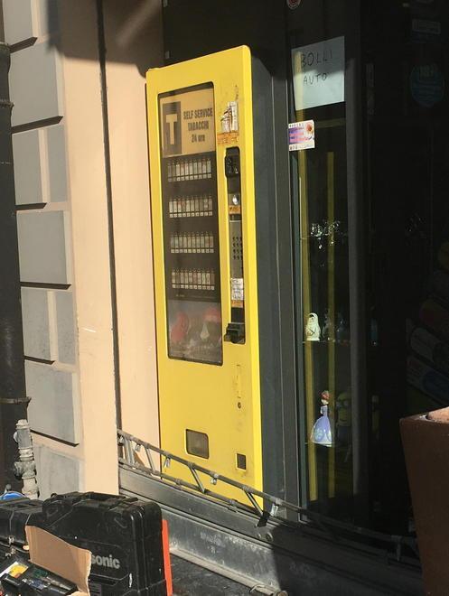 Ladri svaligiano una tabaccheria e fuggono nei campi 