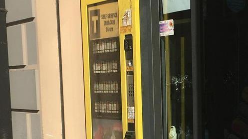 Ladri svaligiano una tabaccheria e fuggono nei campi