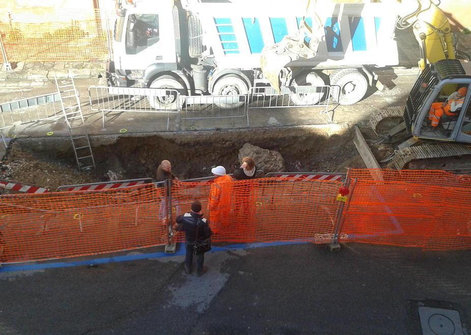 La domus romana blocca i lavori per i cassonetti 