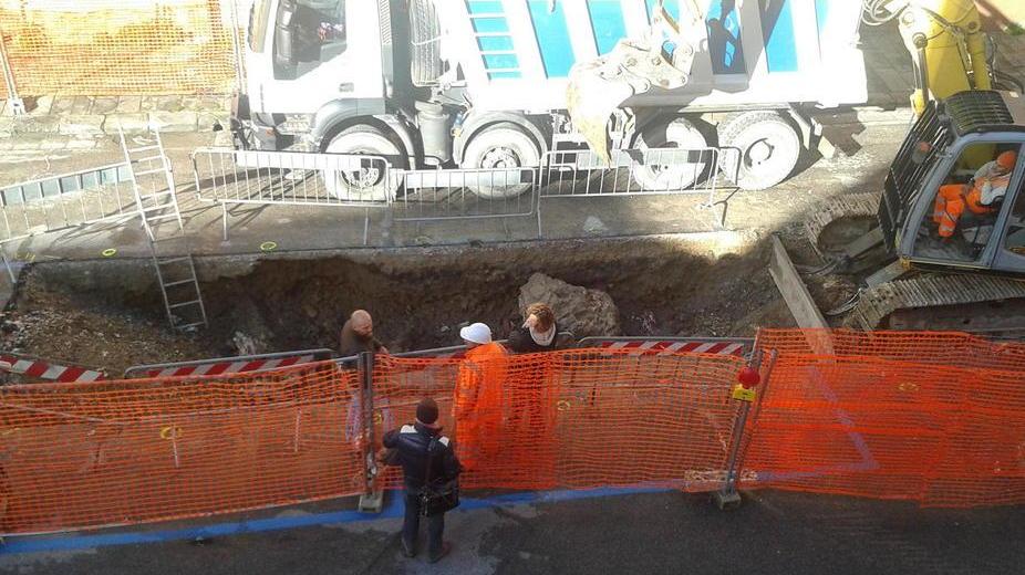 La domus romana blocca i lavori per i cassonetti