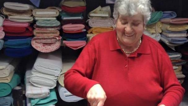 Chiude Quilici una torta di auguri per la signora Iva