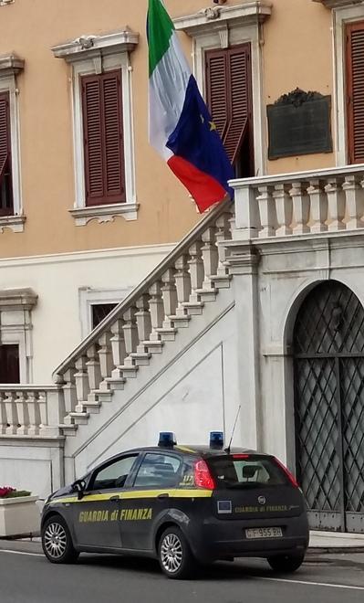 Finanza al lavoro sui documenti 
