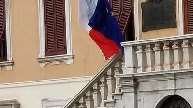 Finanza al lavoro sui documenti