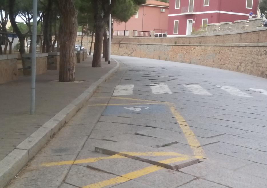 Pericolo per le lastre sconnesse nella via Lungomare