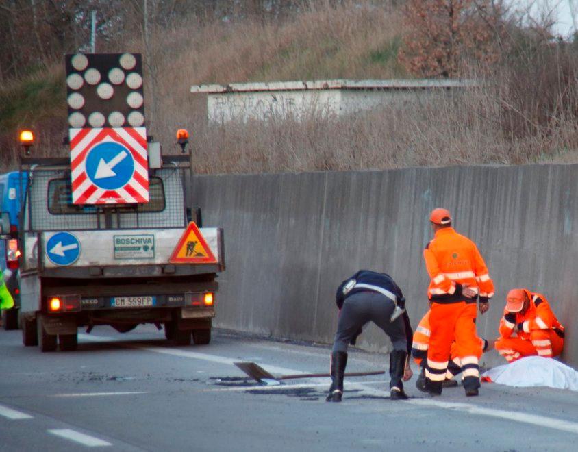 Chiude buche in tangenziale, travolto 