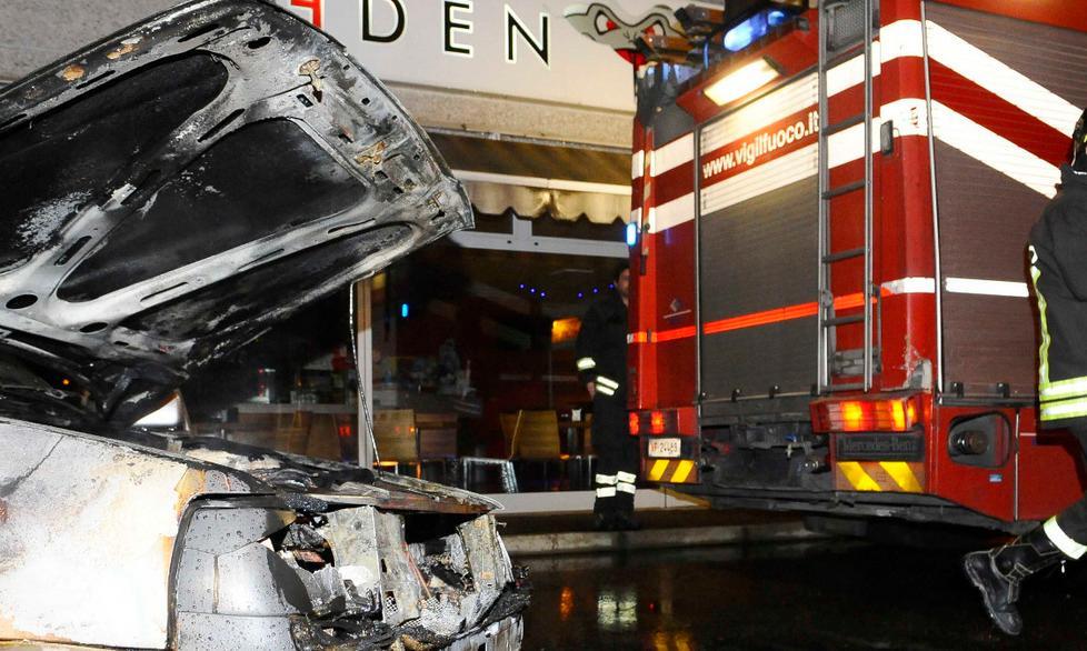 Auto in fiamme davanti a un bar 