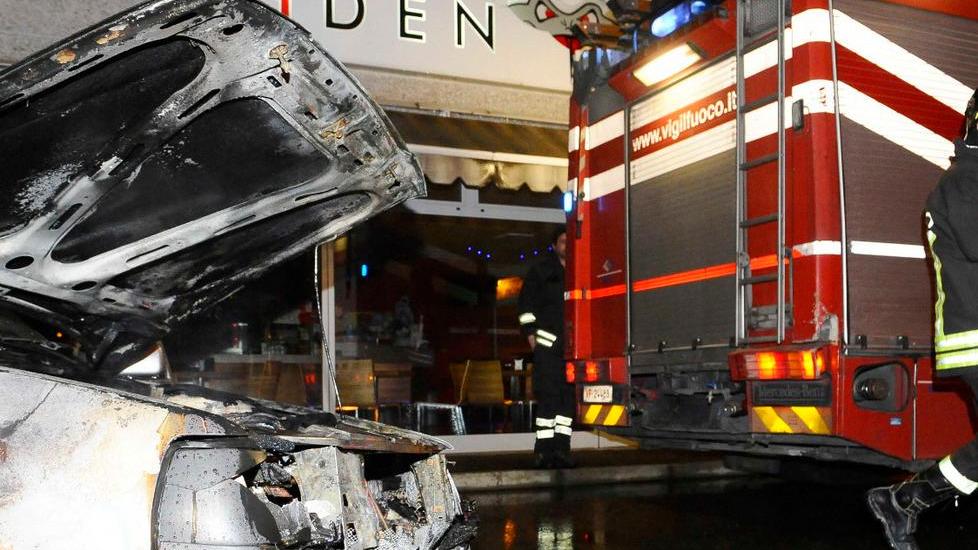 Auto in fiamme davanti a un bar