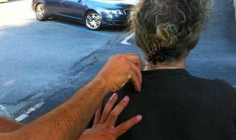 Morde il dito a un’anziana per rubarle la catenina 
