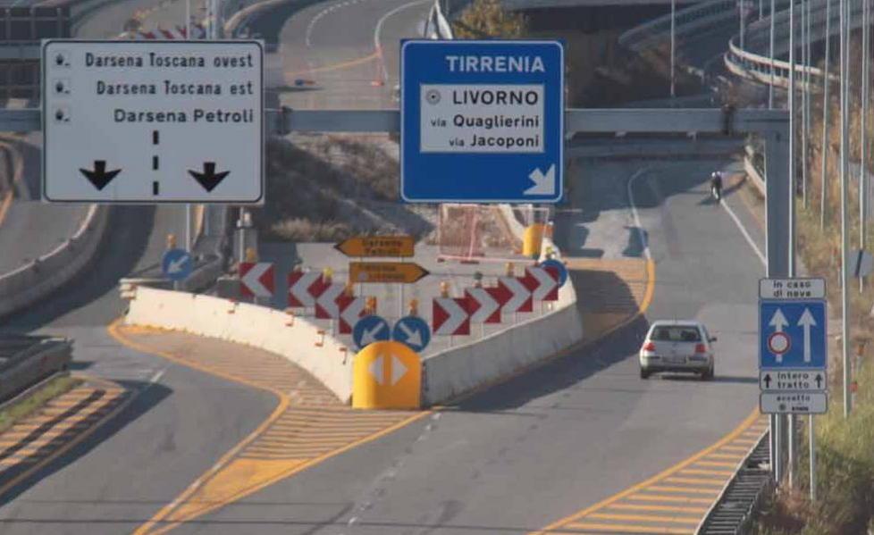 La voragine sulla superstrada: «Ping pong fra enti e la maxi-buca resta lì» 