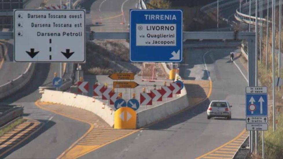 La voragine sulla superstrada: «Ping pong fra enti e la maxi-buca resta lì»
