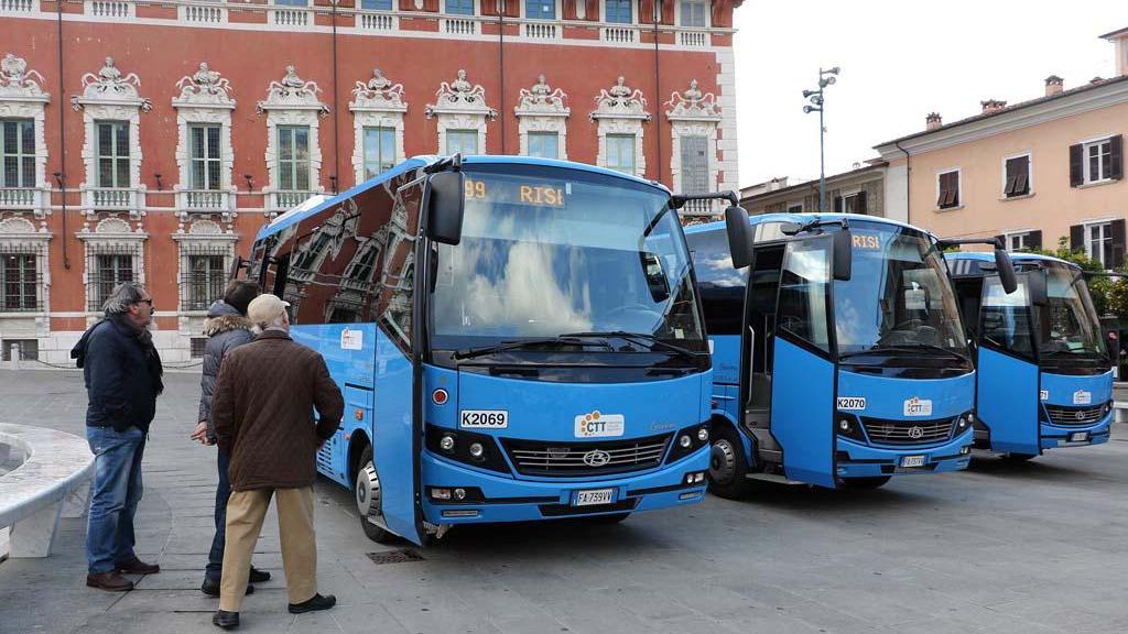 Carrara, bus a singhiozzo e gli studenti arrivano tardi a scuola
