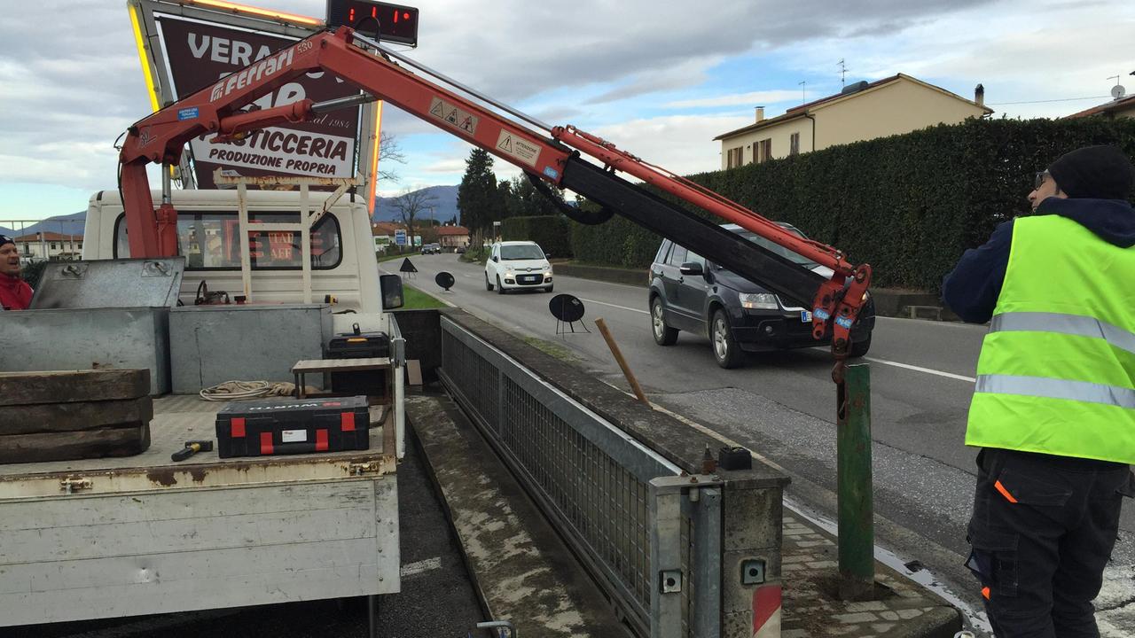 Camion sbanda e spezza un palo dell'illuminazione pubblica