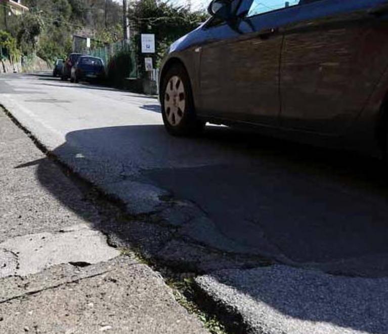 Lungo via Bergiola: tredici chilometri di buche e frane 