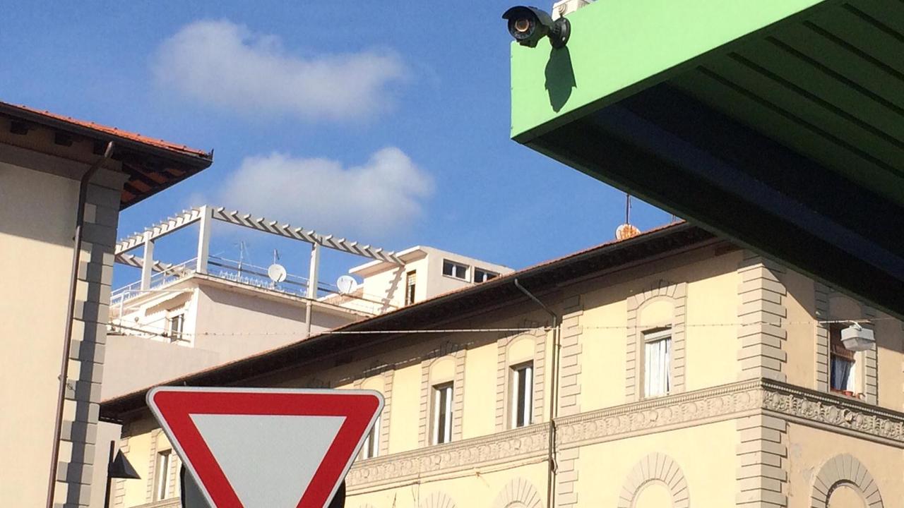 Una delle telecamere collocate in centro (foto Falorni)