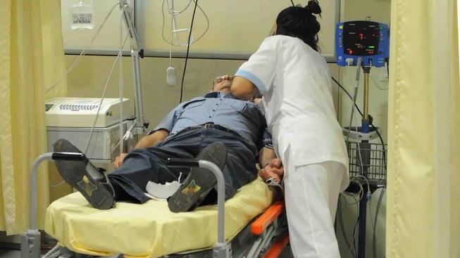 Personale sanitario al lavoro all'ospedale San Jacopo (foto Gori)