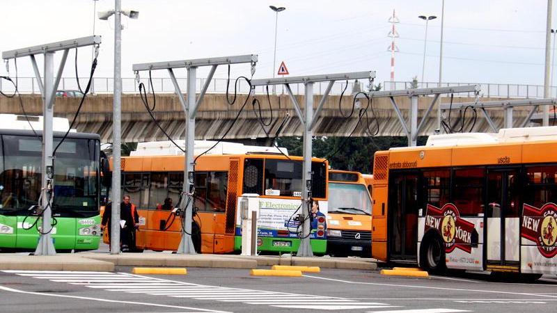 Una serie di pullman per il servizio urbano