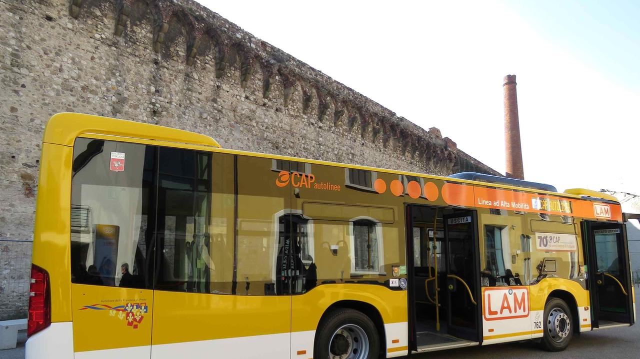 Un bus della Cap davanti alle mura di Prato