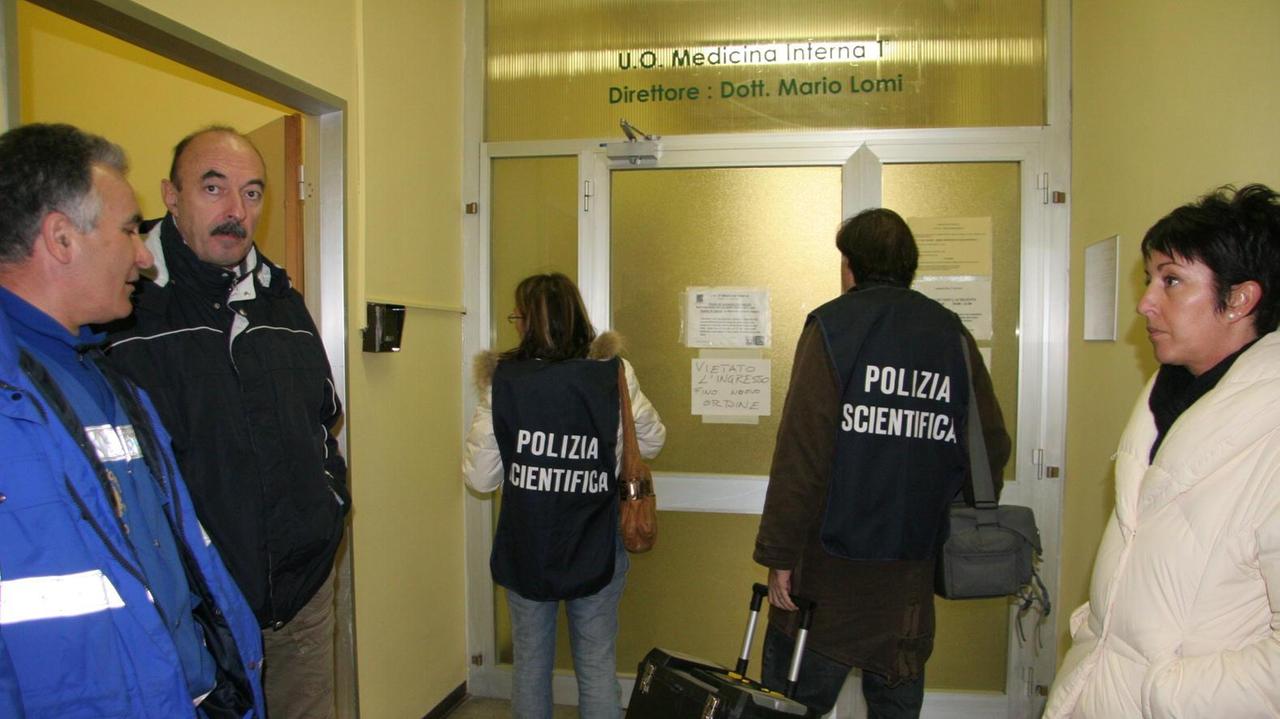 Il sopralluogo della polizia dopo l'omicidio in ospedale (foto Batavia)