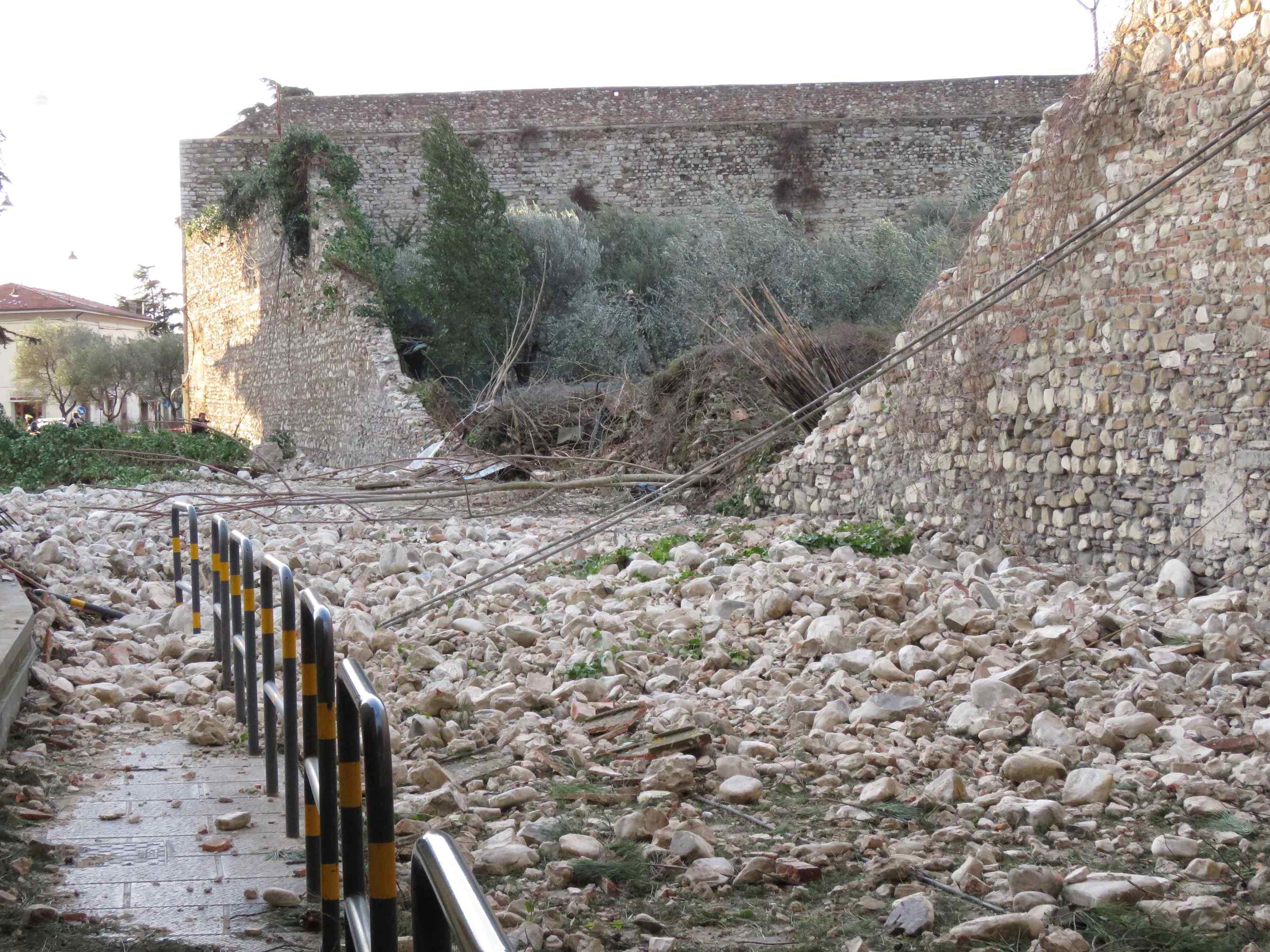 I danni alle mura del Conservatorio di San Niccolò dopo la tempesta di vento