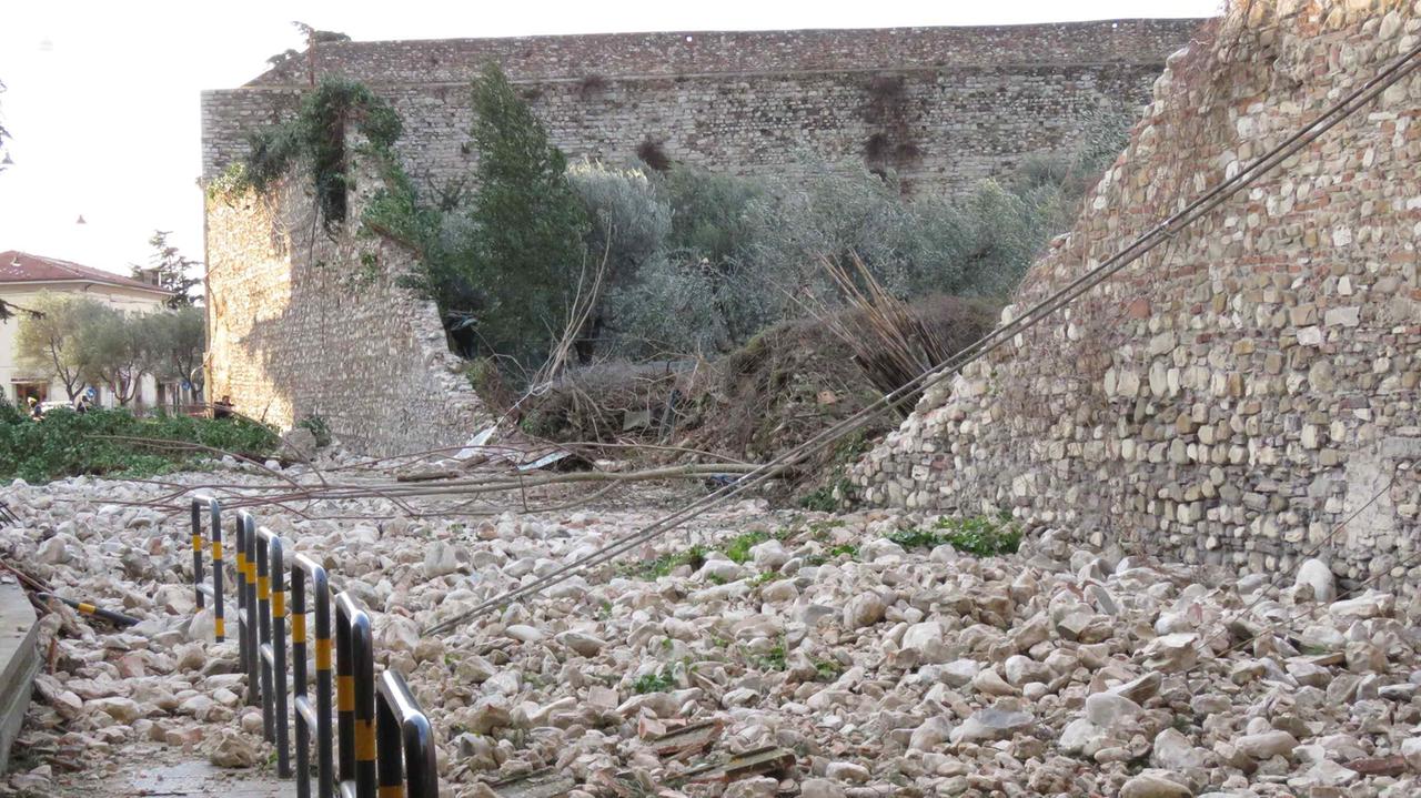 I danni alle mura del Conservatorio di San Niccolò dopo la tempesta di vento