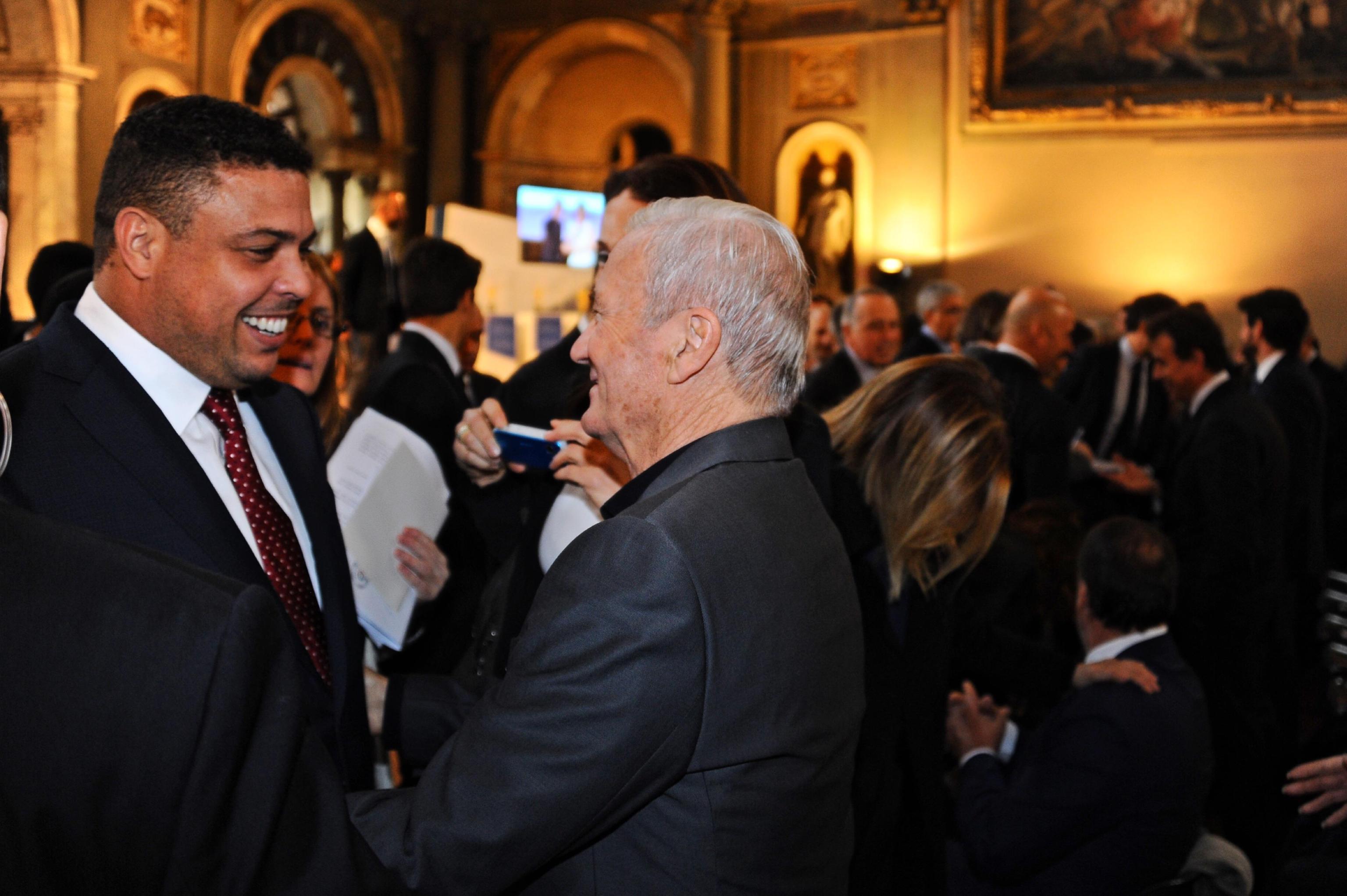 Gigi Simoni, oggi presidente della Cremonese, nel '98 sulla panchina dell'Inter, con il Fenomeno Ronaldo