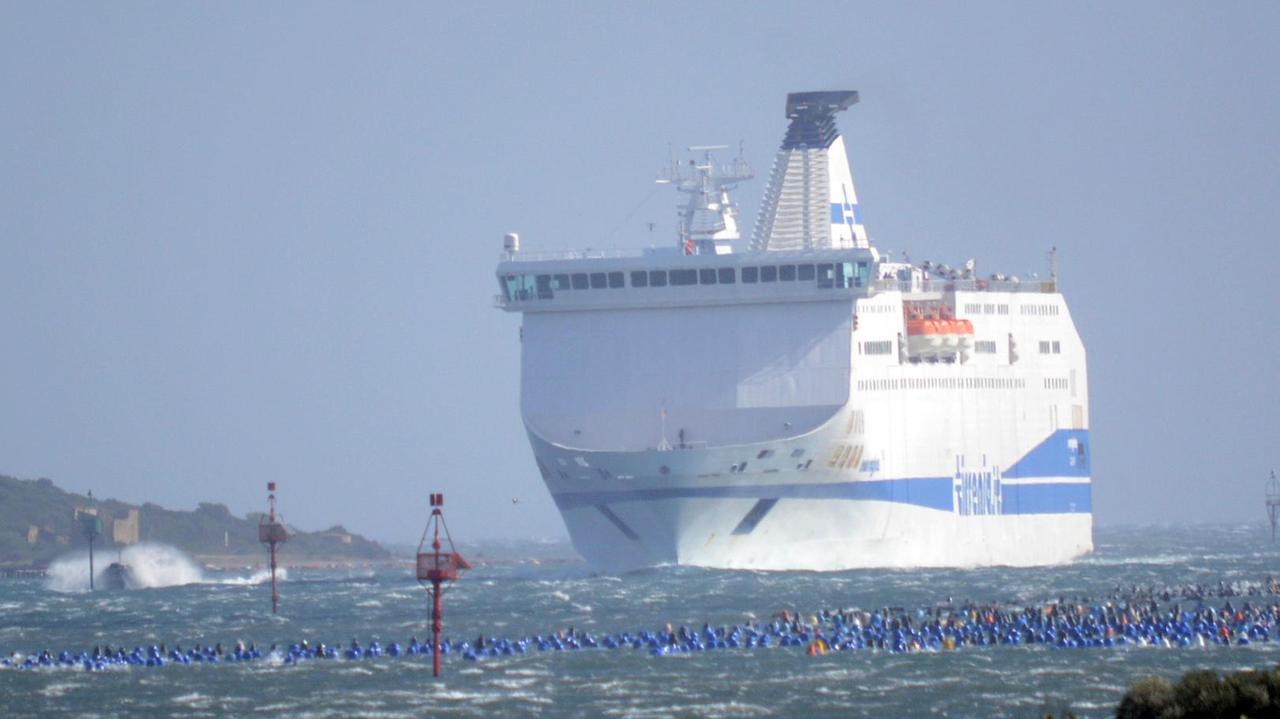 Il traghetto della Tirrenia diretto a Porto Torres fatto attraccare nel porto di Olbia per il maltempo (foto di Gavino Sanna)