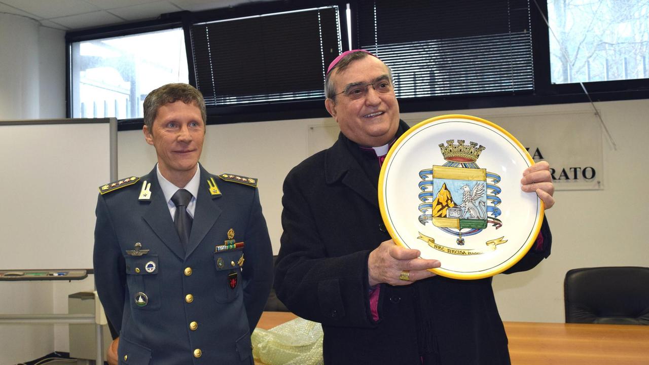 Il colonnello Amedeo Farruggio col vescovo Franco Agostinelli