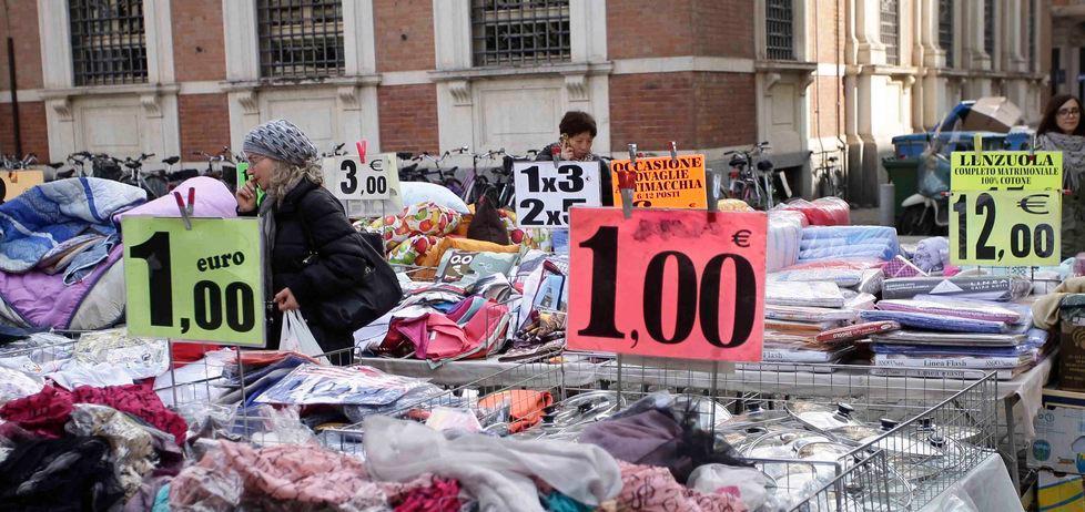 Reggio Emilia, al mercato solo merce usata a prezzi stracciati 