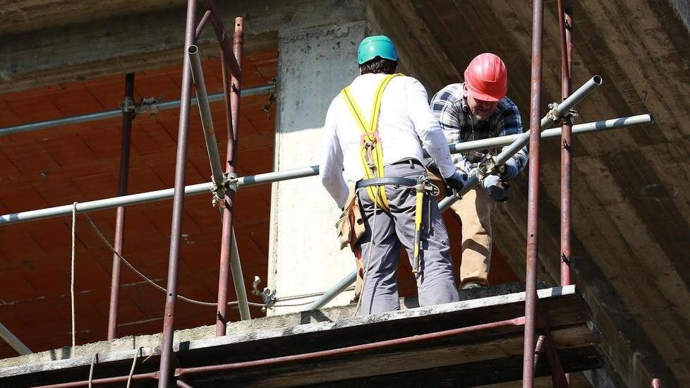 È scattata la rimozione dei ponteggi