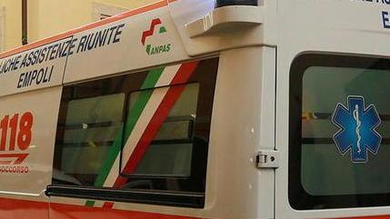 Auto contro il guard-rail, due feriti