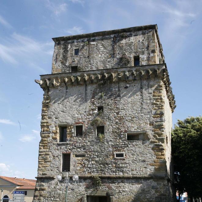La Torre Matilde si colora magicamente con una performance di video mapping