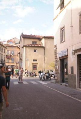Era ai domiciliari, scappa e aggredisce l’ex fidanzata 