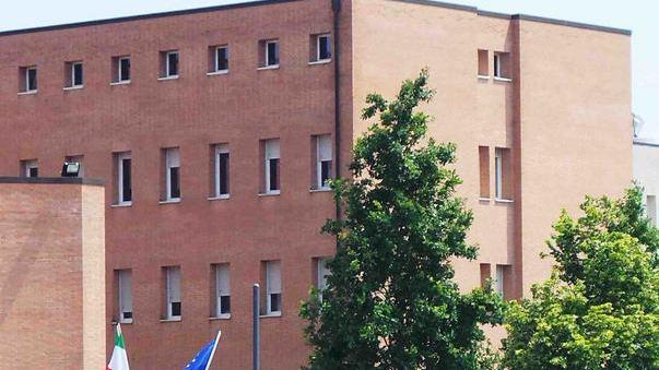 I familiari di una paziente donano una targa a un medico