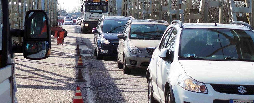 Per lavoro e per amore Tutti in coda sul ponte 