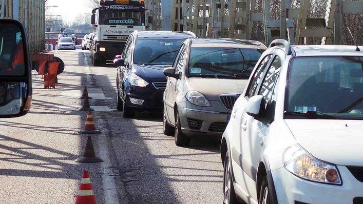 Per lavoro e per amore Tutti in coda sul ponte