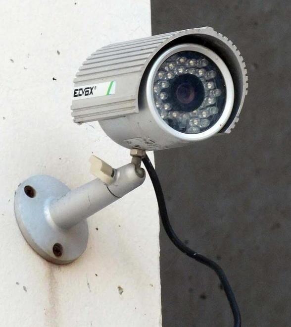 Massa, via la pensione con la truffa specchietto 