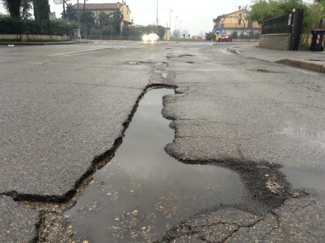Una buca in via Toscana (foto d'archivio)
