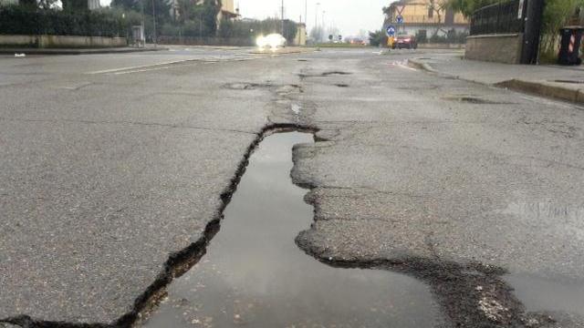 Una buca in via Toscana (foto d'archivio)