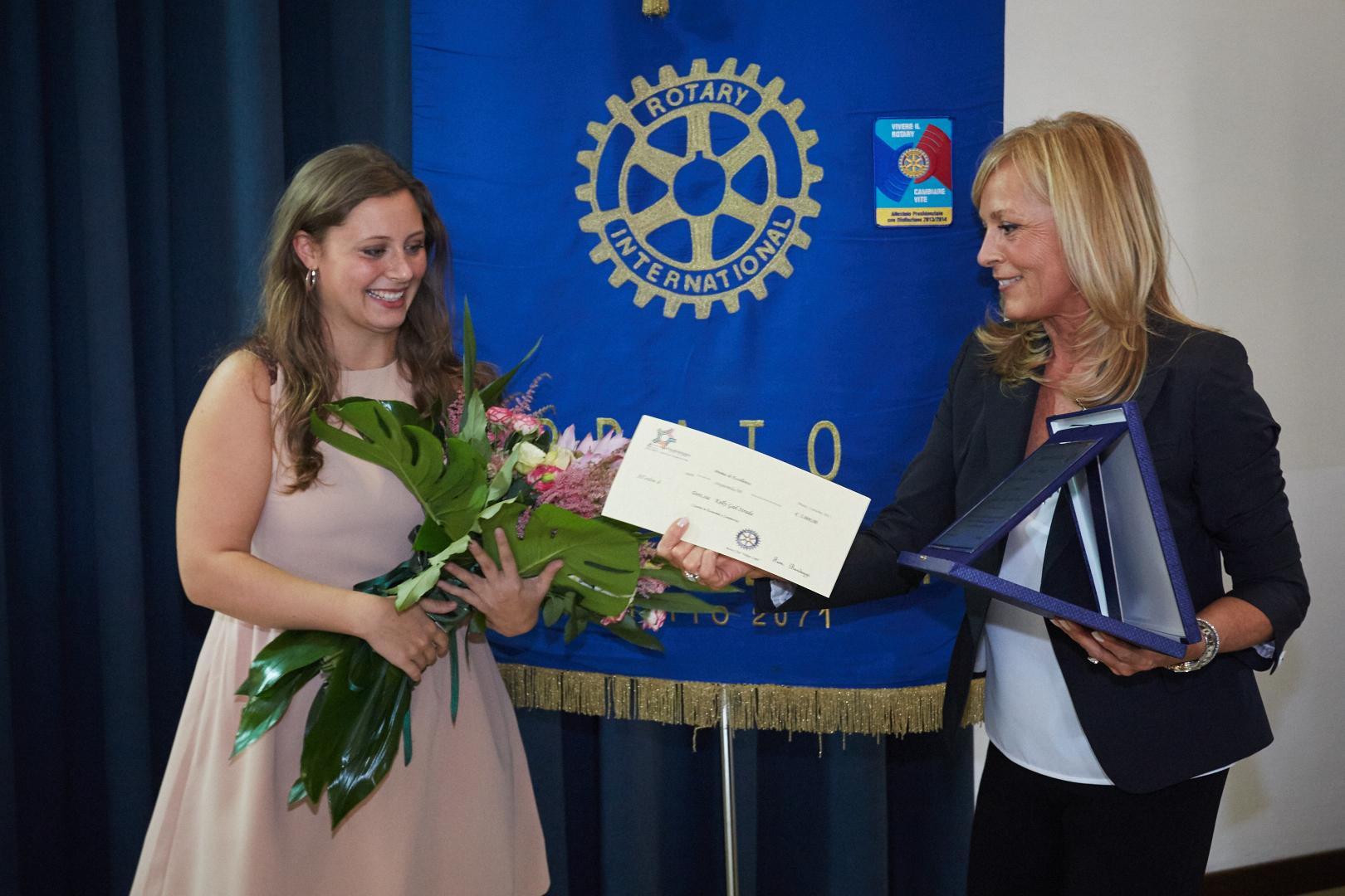 La consegna del premio a Kelly Gail Strada (vincitrice per le triennali) nell'edizione 2015