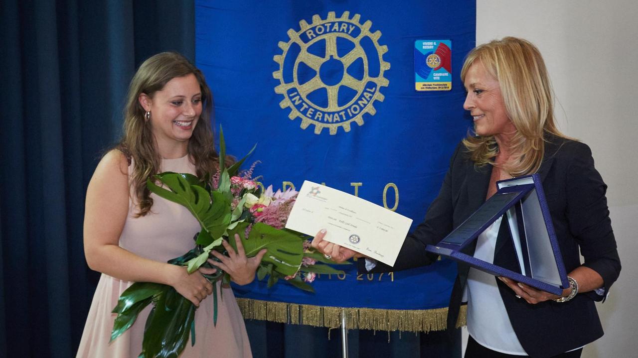 La consegna del premio a Kelly Gail Strada (vincitrice per le triennali) nell'edizione 2015