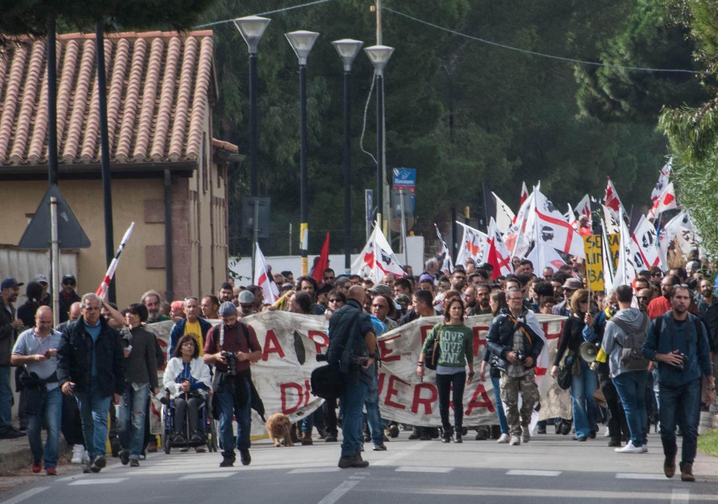 Blitz dei carabinieri in un circolo antimilitarista: la procura ordina il sequestro di documenti