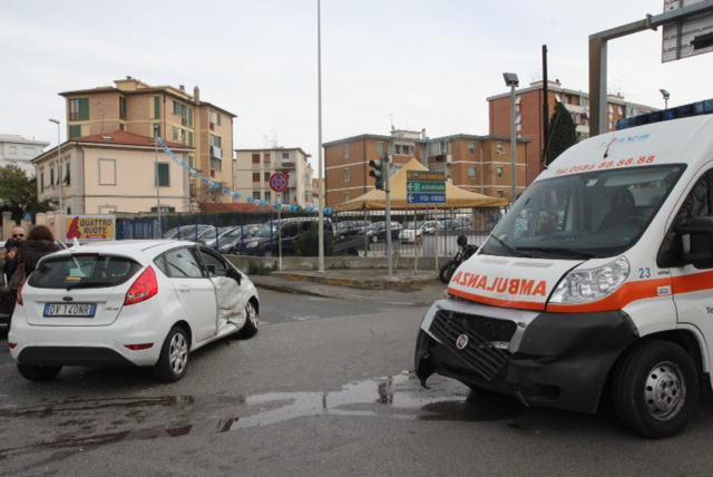 Scontro tra un'ambulanza e un'auto: tre feriti