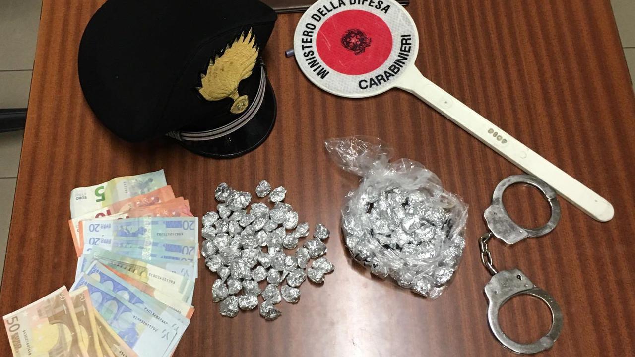 La cocaina e il denaro sequestrati dai carabinieri di Prato